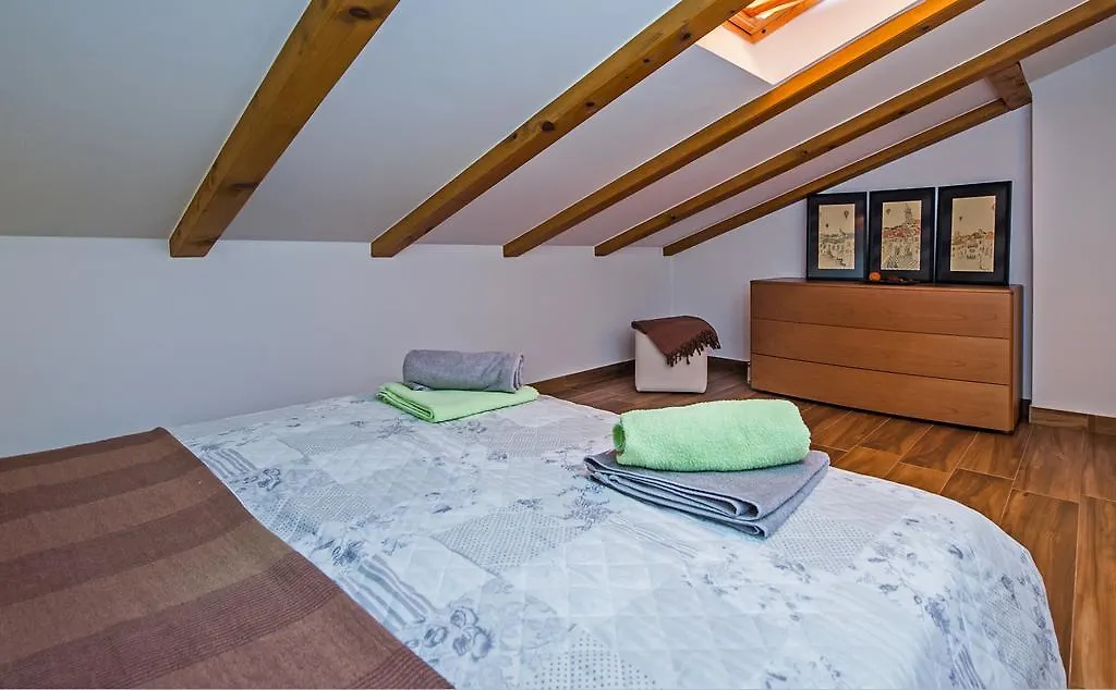 Apartment The Loft 罗维尼